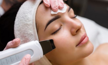 Переваги й особливості ультразвукової та механічної чистки обличчя