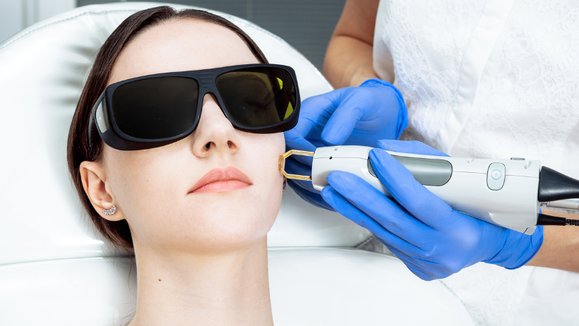 Какие новые процедуры и технологии используются для уменьшения пигментации кожи и устранения неравномерного тона