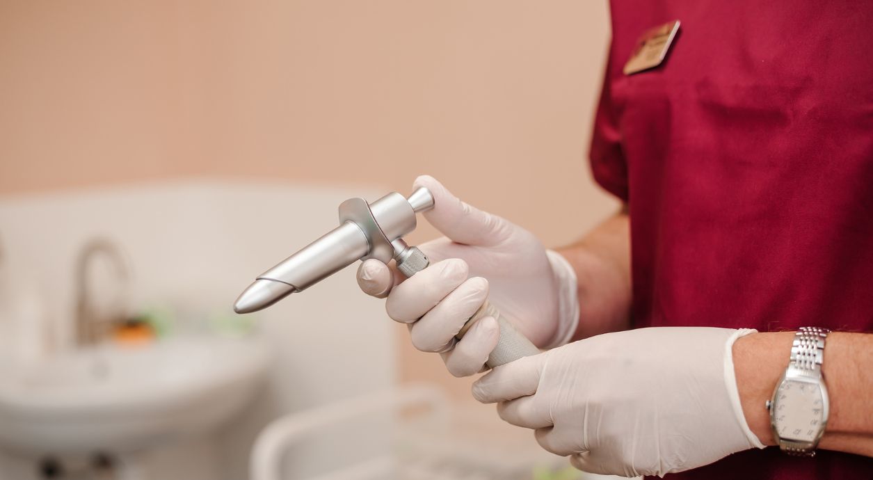 How a proctologist examination is performed