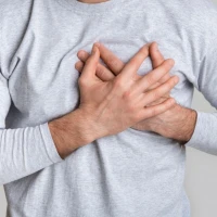 Біль у серці після та під час COVID-19: причини, ризики та профілактика