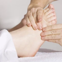 Когда нужна операция при вальгусной деформации стопы?