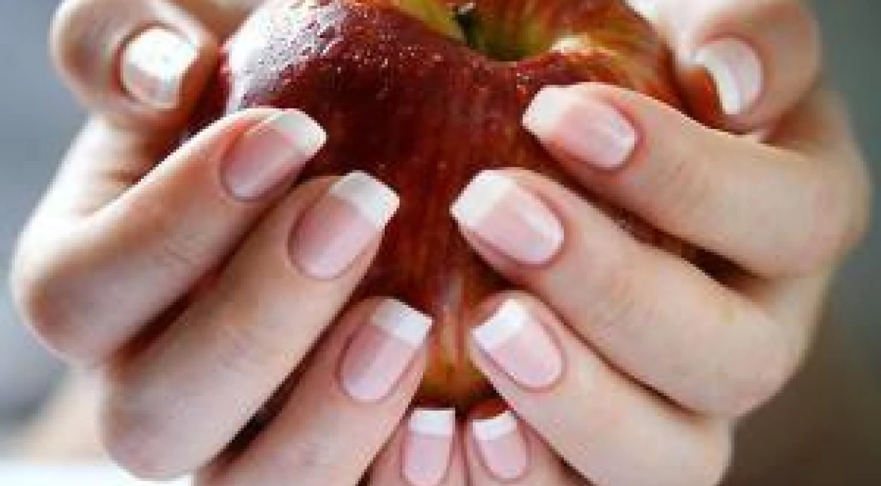 Почему меняются цвет и форма ногтей?