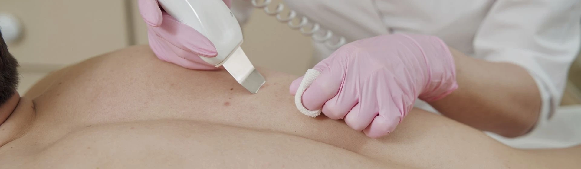 Комбинированная чистка спины в частной клинике Оксфорд Медикал Киев