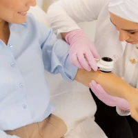 Коли шкіра просить про допомогу: 10 симптомів, з якими не можна зволікати і треба йти до дерматолога