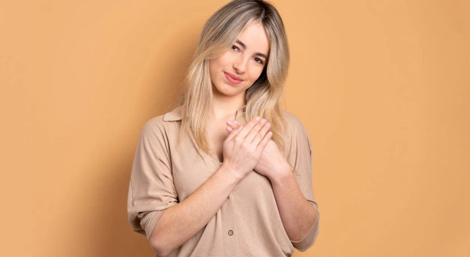 Почему растут волосы на груди у женщин: причины, норма и что делать