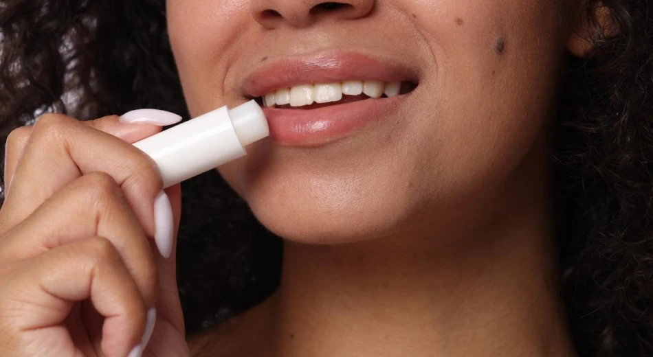 Заеды: причины возникновения и как лечить