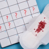 Кровяные выделения внутри цикла: стоит ли беспокоиться